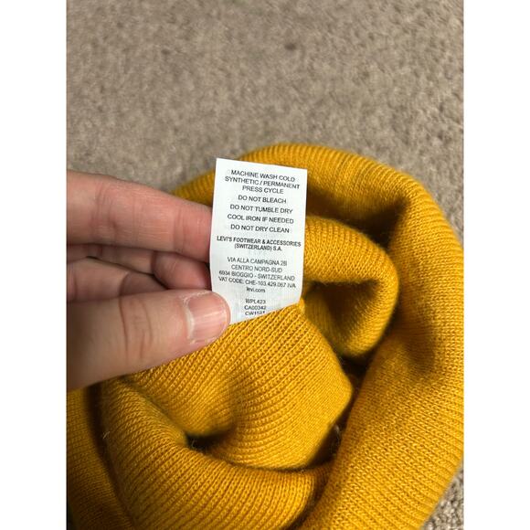 Adult One Size Levi’s Mustard Color Knit Beanie Hat Winter Embroidered Logo - Picture 4 of 4